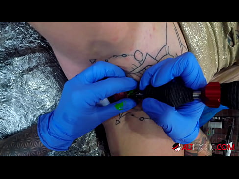 ❤️ Sully Savage, hottie estremamente tatuata, hà fattu un tatuatu nantu à u clitoris ❤️ Video porno à co.super-vip.top